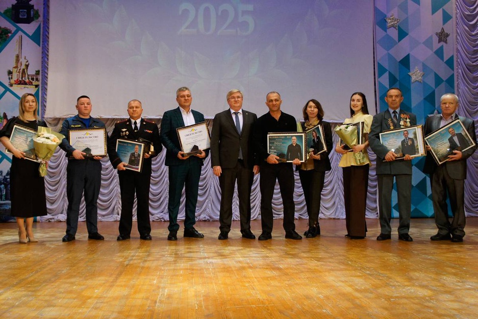 В ЦКР "Оскол" прошла церемония вручения памятных знаков "Человек года-2025"