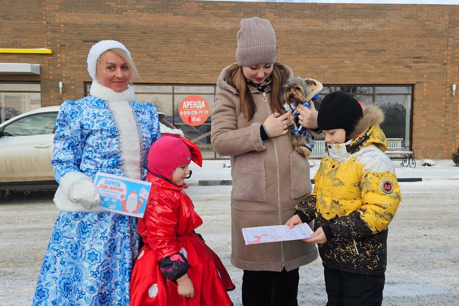 В Новооскольском округе проходит акция "Поздравление от Деда Мороза и Снегурочки"