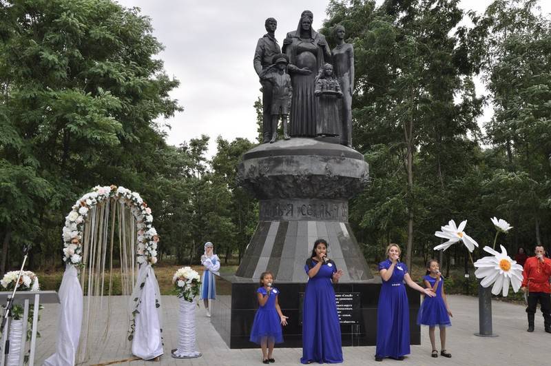 День семьи в парке. День семьи любви и верности новый Оскол. Сквер семьи любви и верности. Семейный парк новый Оскол. Новый Оскол памятник семье